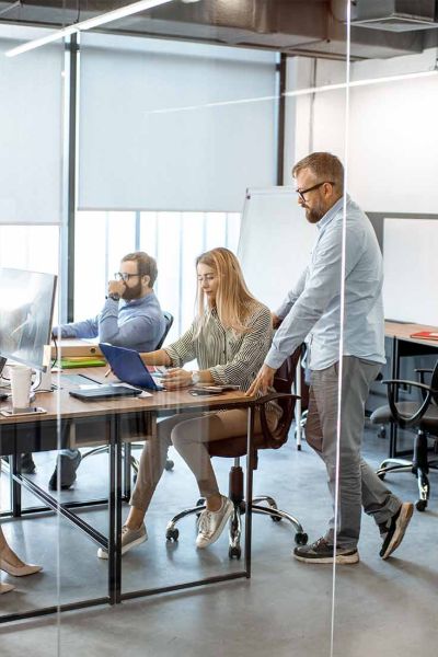 Professionelle Webseiten-Erstellung: Eine Webdesign-Expertin plant eine neue, SEO-optimierte Homepage für maximale Kundenreichweite.